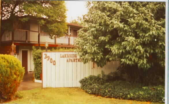 Building Photo - Lakeside Apartments