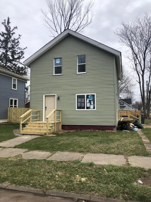 Primary Photo - 820 Sherman Ave