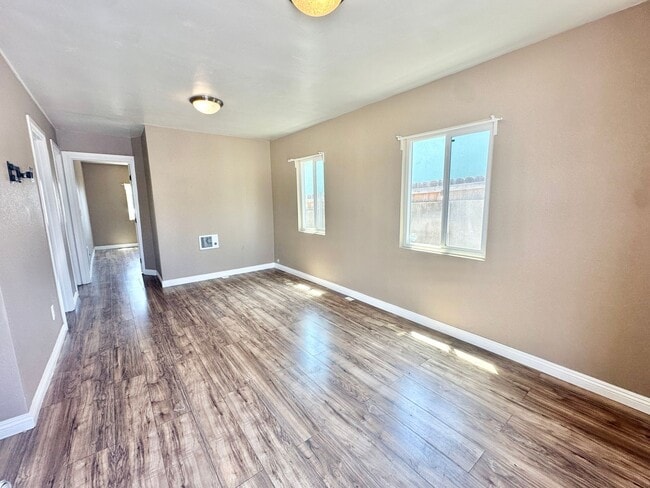 Foto del edificio - 4041-43 National Ave