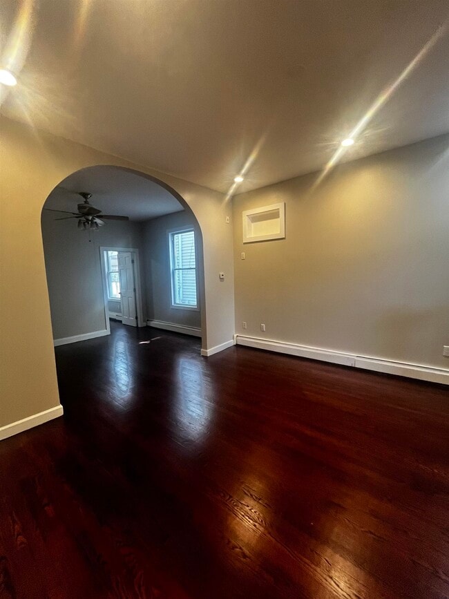 Building Photo - 633 37th St