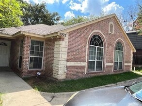 Building Photo - 1902 W Sanford St