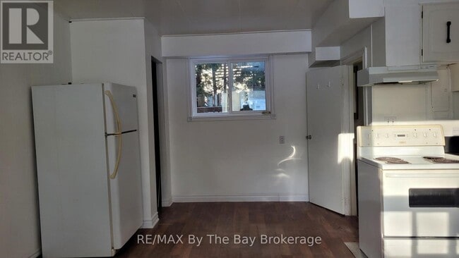 Building Photo - 280 River Rd E