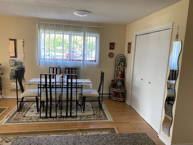 Foto del edificio - 1019 N Boxwood Dr