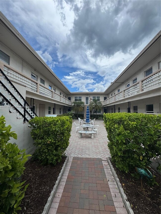 Building Photo - 1315 N Ocean Dr