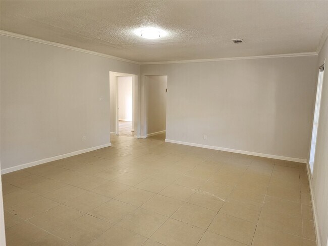 Building Photo - 8531 Hiawatha Dr