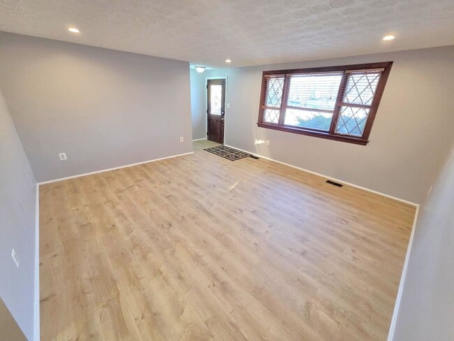 Building Photo - Charming 2-Level, 3 Bed 2 Bath Home In Much Sought After Chalet Woods Location