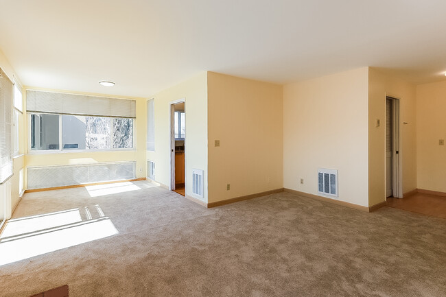 Building Photo - 924 Beach Park Blvd
