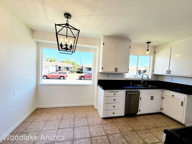 Building Photo - 3 br, 2 bath House - 1059 Fiesta Drive