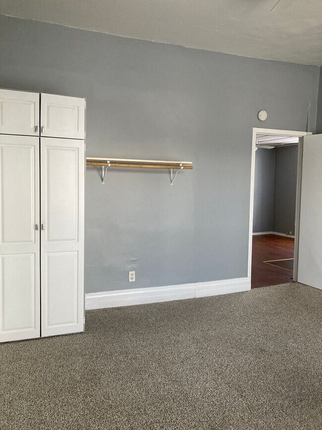 Building Photo - 3 bedroom house with fenced in back yard