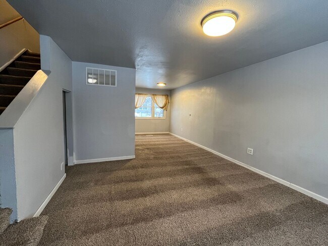 Building Photo - 2 bedroom townhouse near planet fitness