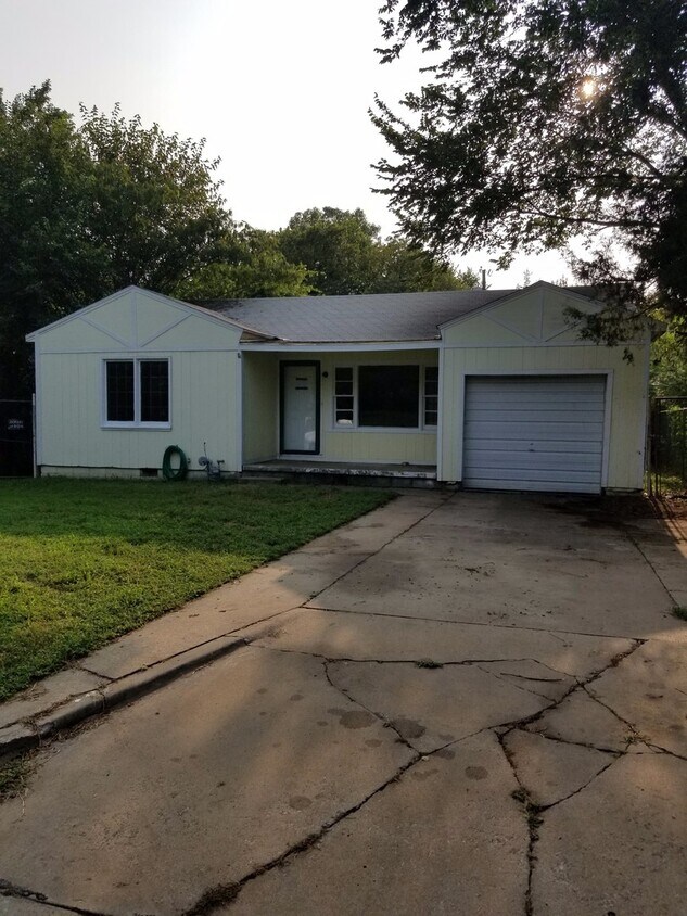 Primary Photo - 2213 SE Dewey Ave
