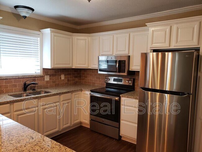 Building Photo - 2107 E Foster Dr