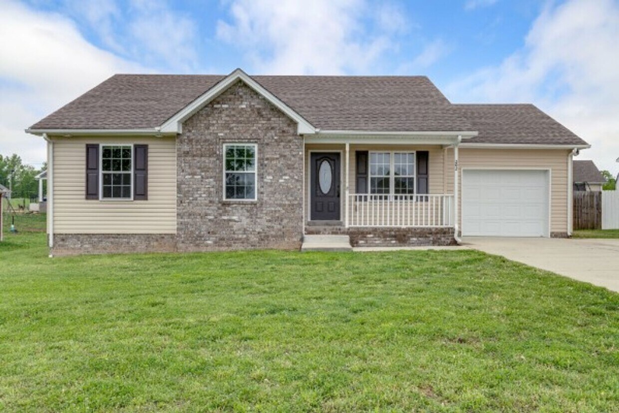 Foto principal - Beautiful 3bd 2 ba home with a large lot a...