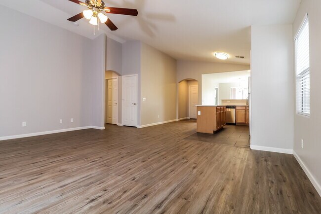 Foto del edificio - 16871 W Portland St