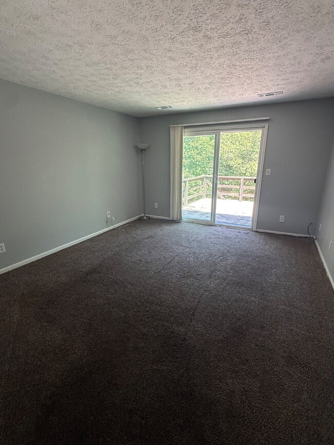 Building Photo - 2 Bedroom 1 Bathroom Apartment in Madison Heights with off street parking.