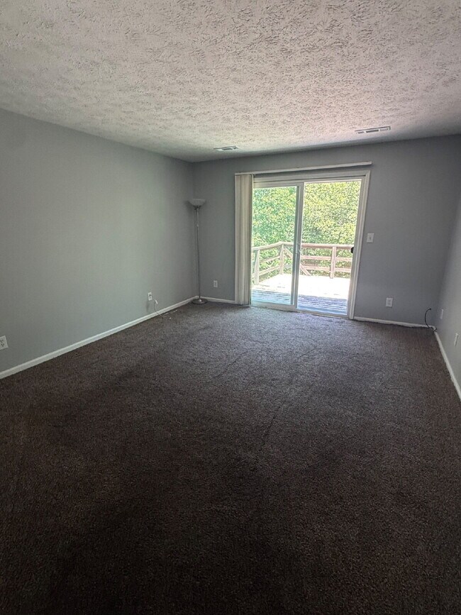 Foto del edificio - 2 Bedroom 1 Bathroom Apartment in Madison Heights with off street parking.