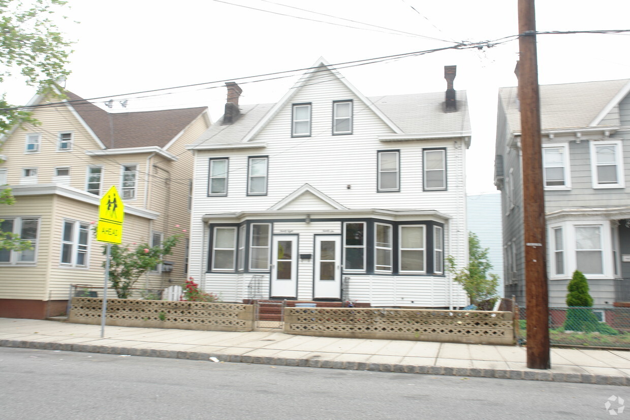 Building Photo - 98 Washington St