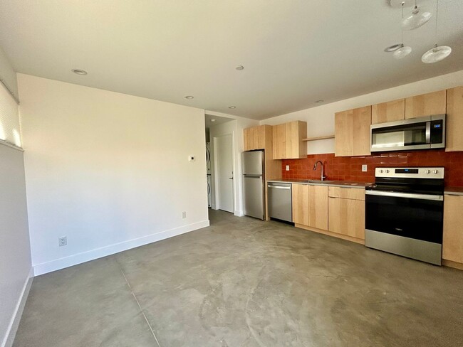 Building Photo - Modern 1BR Apt. (Built 2023), Walk to Down...