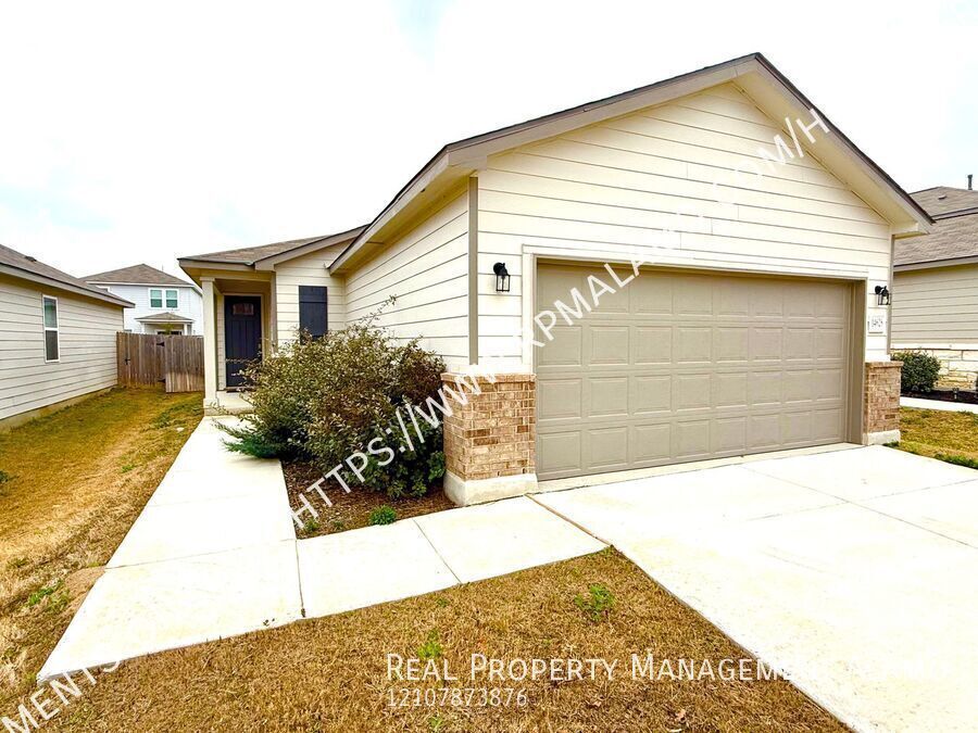 Foto principal - AVAILABLE NOW! 4 Bedroom / 2 Bath Home Nea...