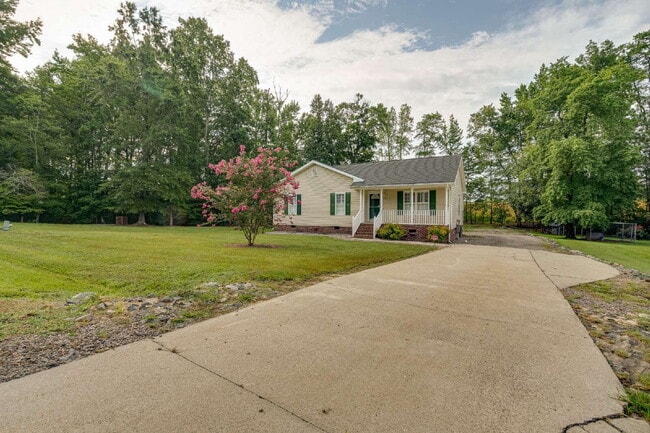 Building Photo - 3-Bedroom Ranch on 1 Acre in Oxford