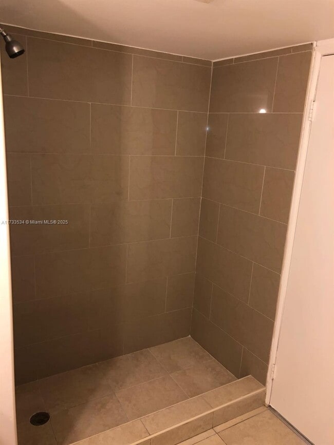 Building Photo - 2660 W 76th St