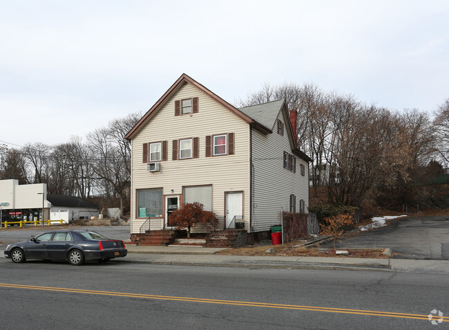 Building Photo - 823 Main St