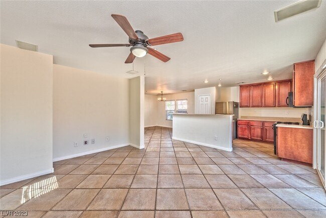 Building Photo - 1140 Safari Creek Dr