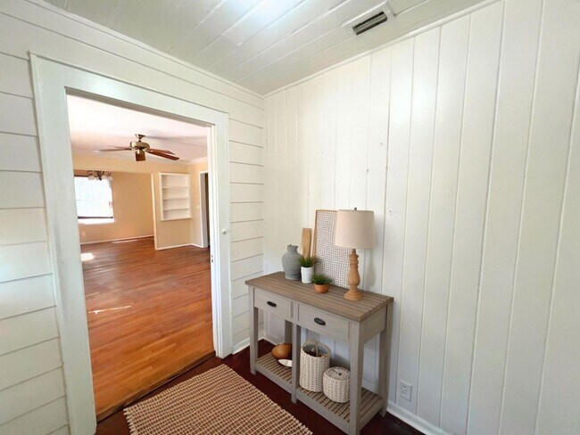 Building Photo - Charming 3-Bed, 2-Bath Home with One-Car G...