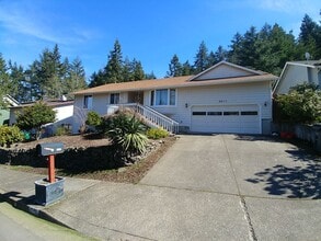 Building Photo - 2611 Park Forest Dr