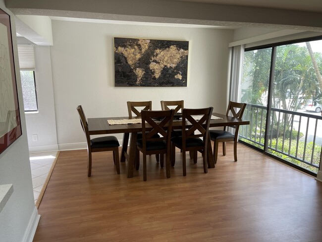 Foto del edificio - 1660 12 Oaks Way