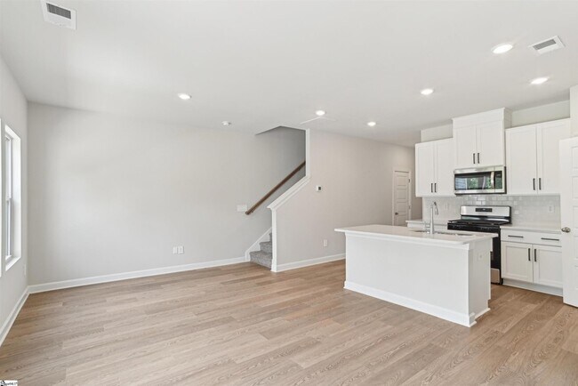 Building Photo - 7 Gramercy Wds Ln