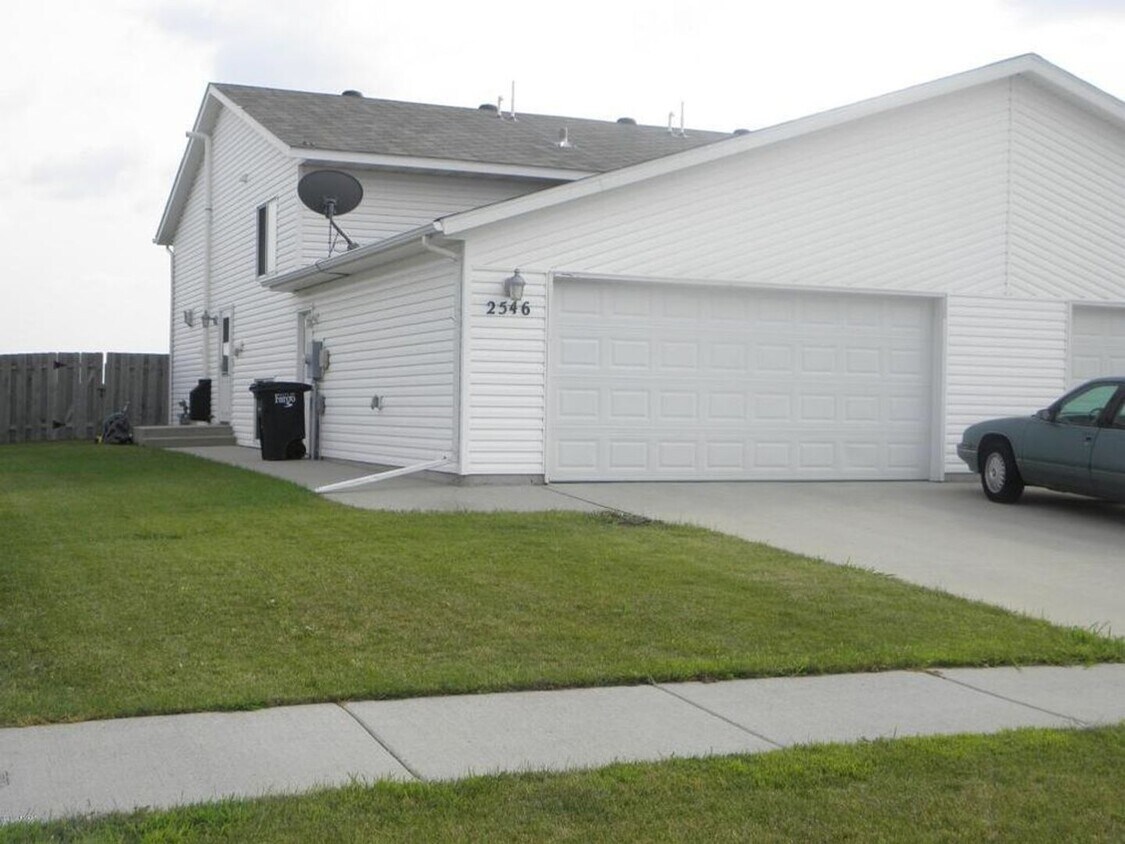 Foto principal - 3 bed, 2 bath Twinhome