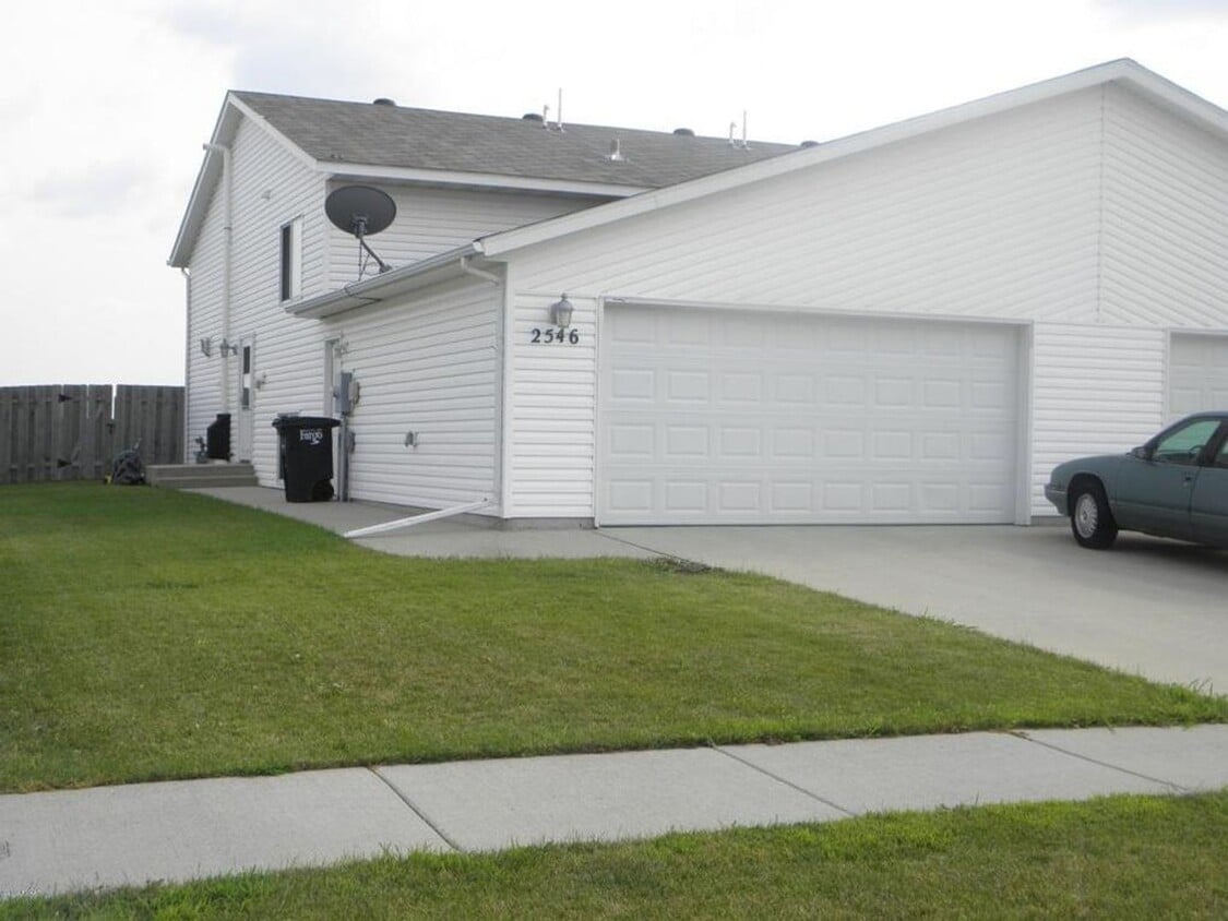 Primary Photo - 3 bed, 2 bath Twinhome