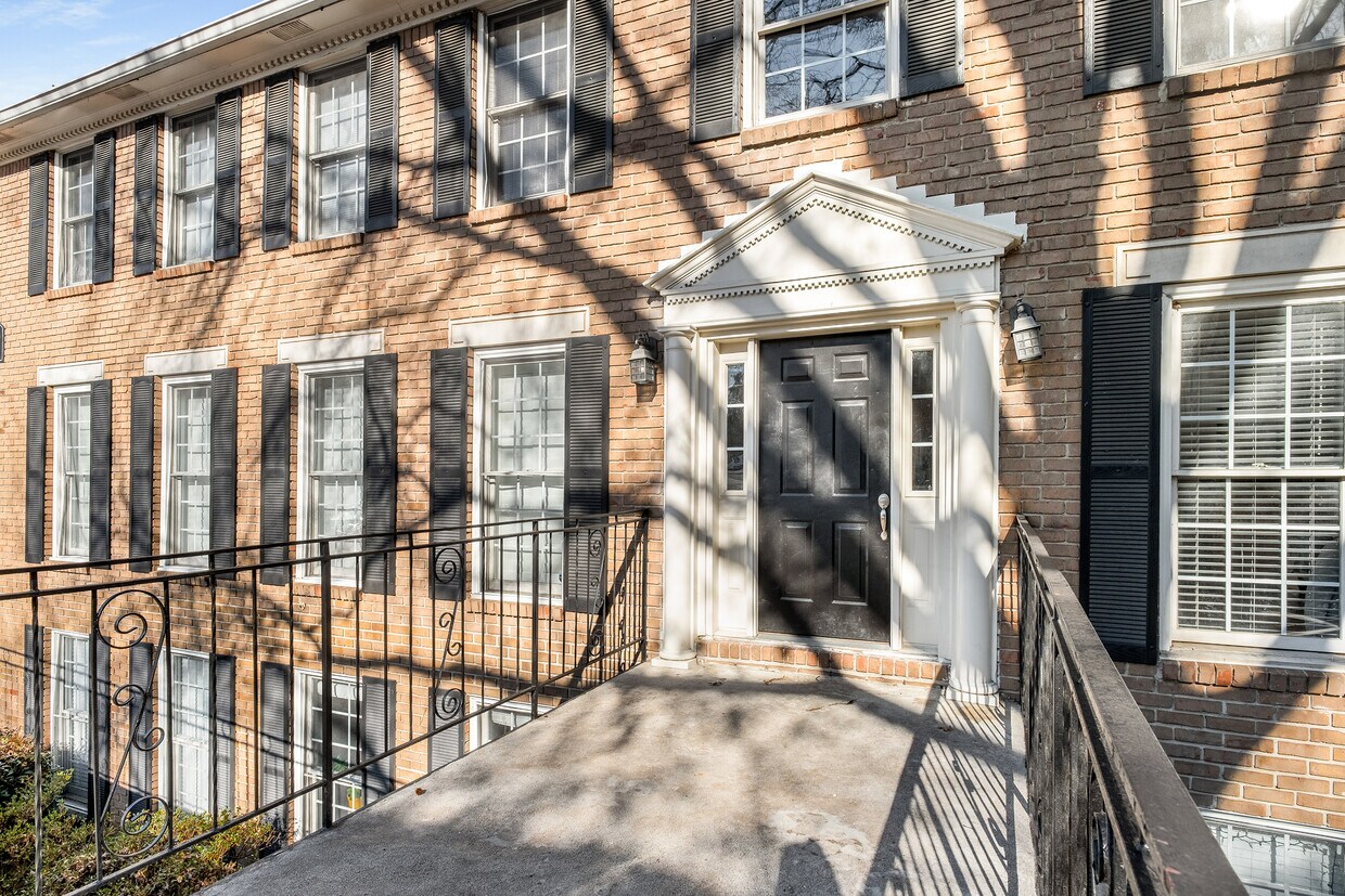 Primary Photo - 1101 Collier Rd NW