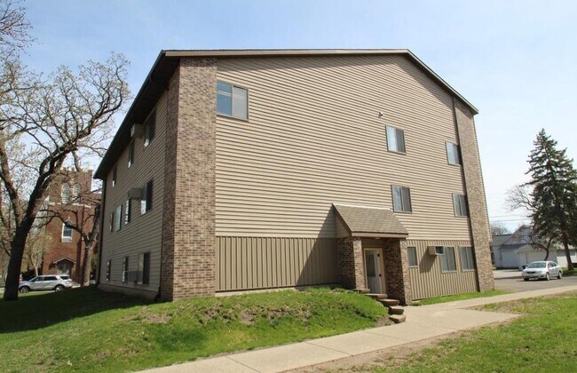 Building Photo - 750 5th St S