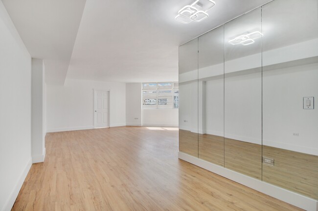 Building Photo - 999 Brickell Bay Dr