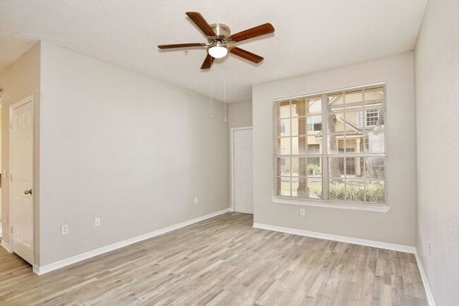 Building Photo - Perfect 2/2 Split Floorplan Condo with Washer/Dryer in Lovely Crescent Place at Lake Lotus Condom...