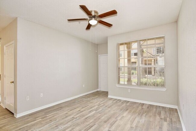 Foto del edificio - Perfect 2/2 Split Floorplan Condo with Washer/Dryer in Lovely Crescent Place at Lake Lotus Condom...