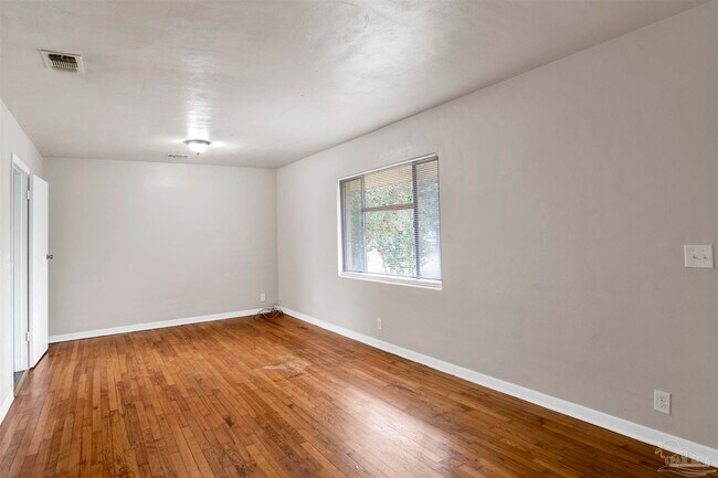 Foto del edificio - 2802 W Gonzalez St