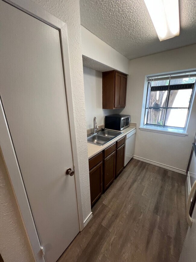 Foto del edificio - 2 story, 2 bedroom home available now!