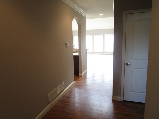 Foto del edificio - Bright 3BR Townhome with Bonus Room - Available July 17!!