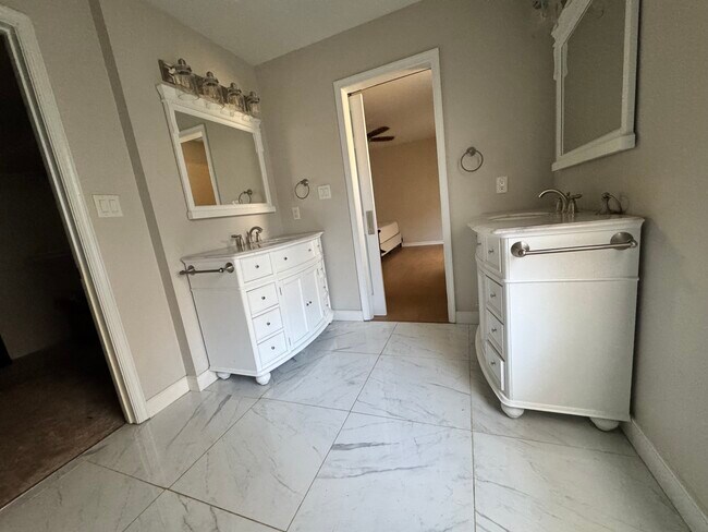 Foto del edificio - 104 Hamlin Dr