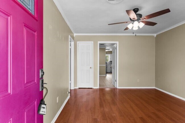 Building Photo - 807 Temple Dr