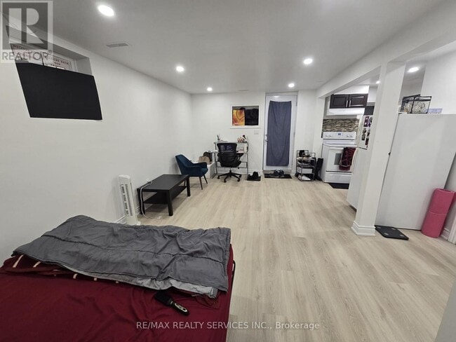 Building Photo - 9 Bruce Beer Dr