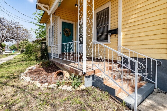 Building Photo - 323 Barrera St