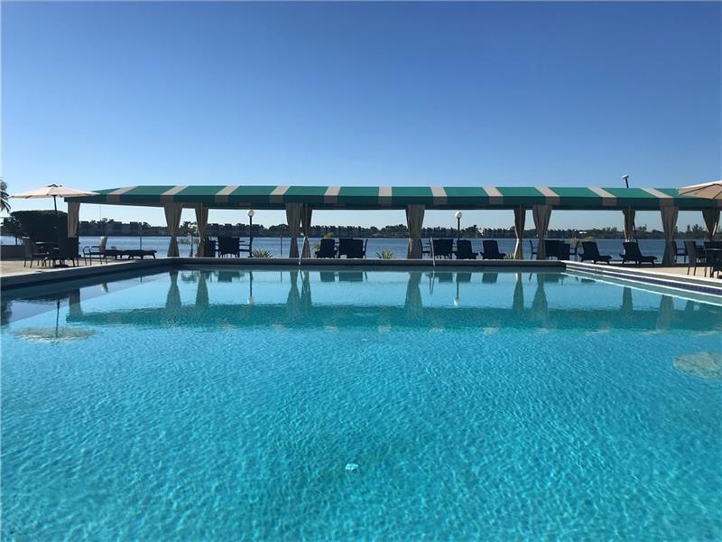 Foto principal - 105 Lake Emerald Dr
