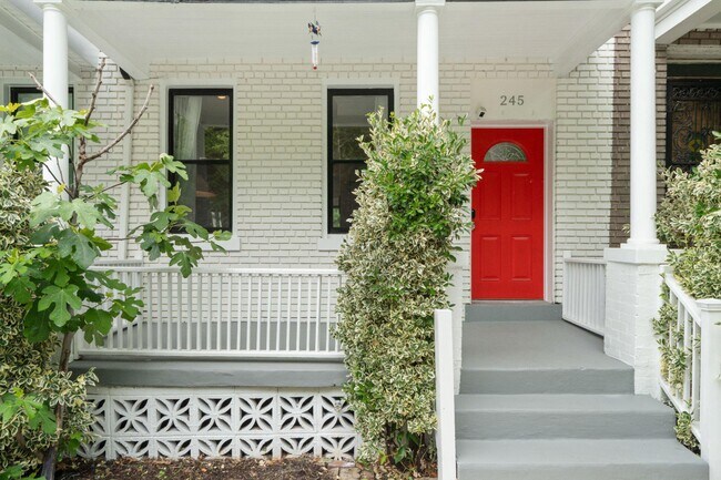 Foto del edificio - 245 Rock Creek Church Rd NW