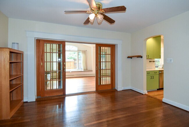 Building Photo - 8205 Meadowbrook Ln
