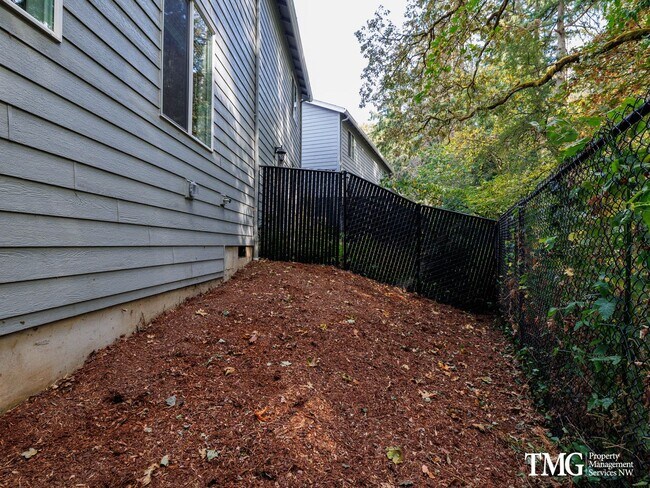 Building Photo - Centrally Located Townhome with Attached G...
