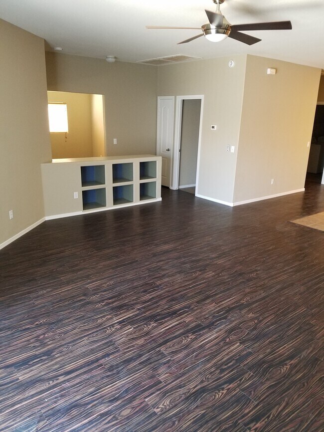 Foto del edificio - Beautiful 3/2 plus a den for rent near 27th Ave. & Roeser Rd.